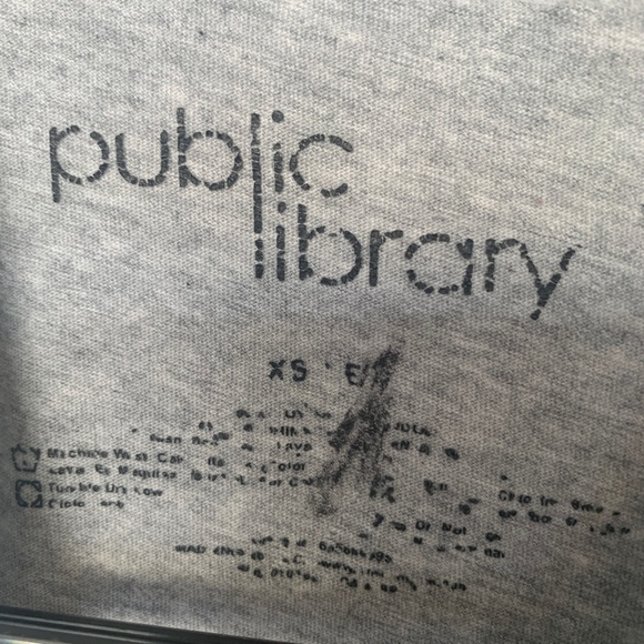 New York Graphic Crop Top  Women's in size x-small - Picture 3 of 4